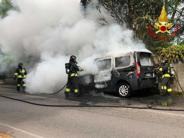 Auto in fiamme, paura in via Gasparotto
