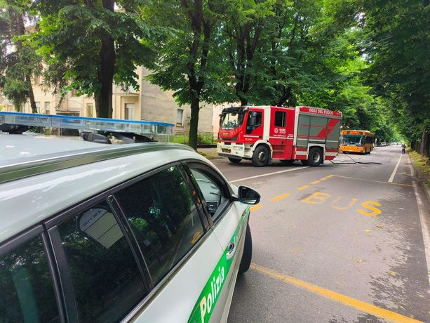 Busto, camion perde fusti con acido cloridrico. Evacuati i passeggeri di un autobus Busto, camion perde fusti con acido cloridrico. Evacuati i passeggeri di un autobus