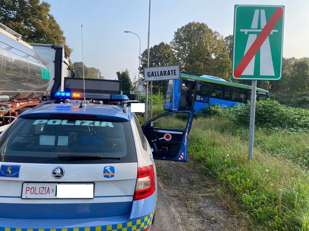 Pullman rubato nella notte spunta nel torrente Pullman rubato nella notte spunta nel torrente