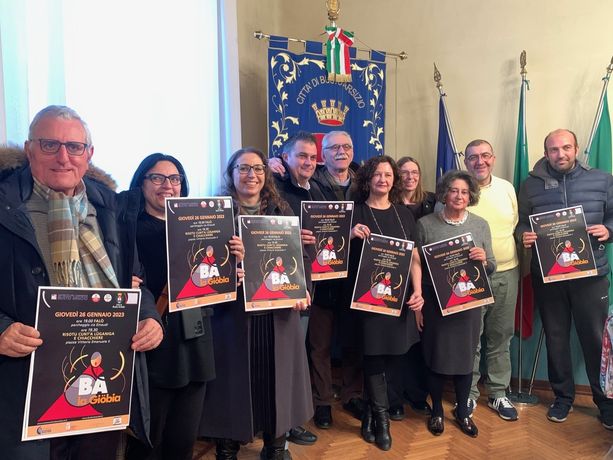 Giöbia: Busto riaccende la tradizione... alla grande. Mille porzioni di risotto e luganiga in piazza Vittorio Emanuele Giöbia: Busto riaccende la tradizione... alla grande. Mille porzioni di risotto e luganiga in piazza Vittorio Emanuele