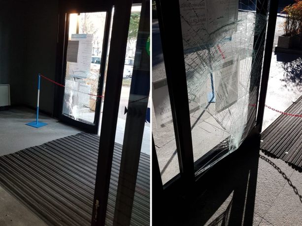 Deluso dai Servizi Sociali, sfonda la porta del municipio con lo scooter: denunciato