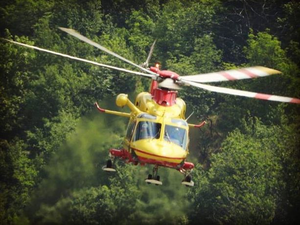 Cade dalla moto per evitare un animale in strada, ragazza trasportata in ospedale con l'elisoccorso