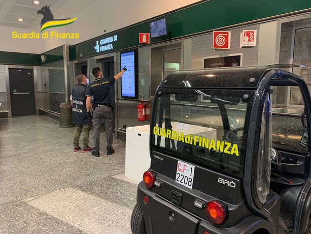 Spacciava nei boschi del Rugareto armato di pistola: arrestato dalla Guardia di Finanza Spacciava nei boschi del Rugareto armato di pistola: arrestato dalla Guardia di Finanza