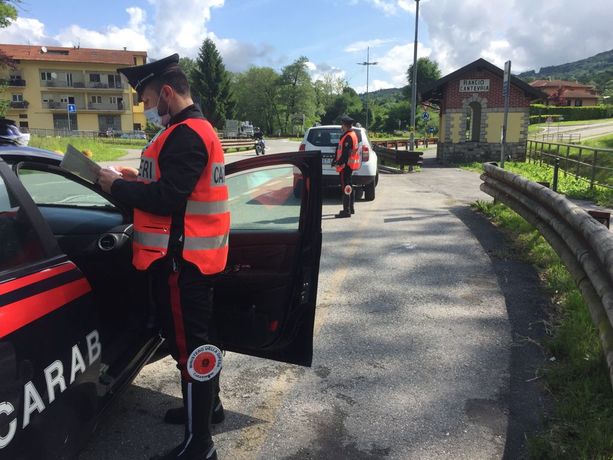 Esibizionista mostrava le parti intime davanti alle donne che facevano la spesa, scoperto dai carabinieri Esibizionista mostrava le parti intime davanti alle donne che facevano la spesa, scoperto dai carabinieri