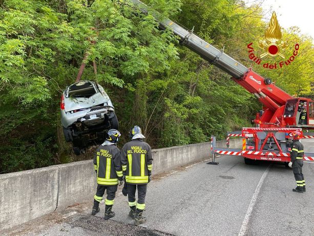 FOTO. Auto esce di strada e vola nel torrente: spavento nel Luinese, due feriti FOTO. Auto esce di strada e vola nel torrente: spavento nel Luinese, due feriti