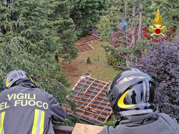 Maltempo, trenta interventi dei vigili del fuoco nel Varesotto. Condominio scoperchiato a Gorla Maggiore