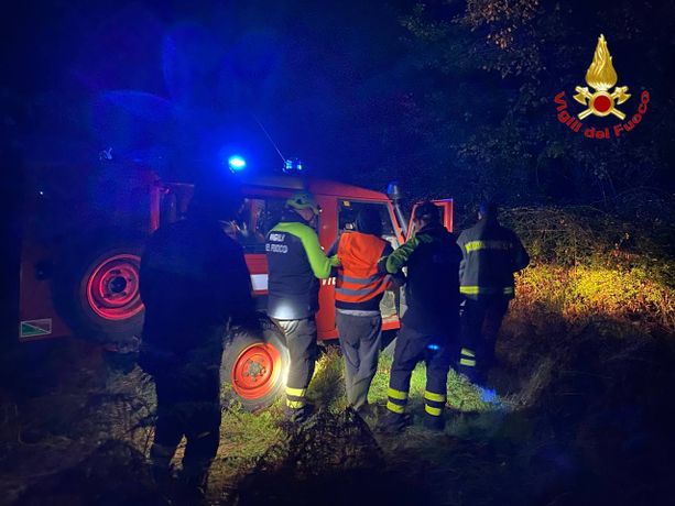 FOTO. Cercatore di funghi scivola e cade nella scarpata: salvato nella notte