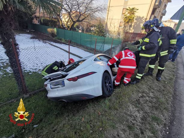 Carambola fra tre auto in via Jamoretti a Induno, Jaguar finisce nel fosso: quattro persone soccorse e traffico in tilt