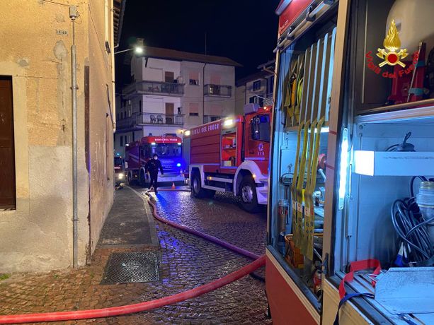 FOTO. Notte di fuoco a Luino, in fiamme una casa di corte