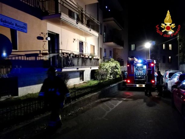 Varese, serata di fuoco: fiamme in un condominio, evacuati trenta appartamenti Varese, serata di fuoco: fiamme in un condominio, evacuati trenta appartamenti