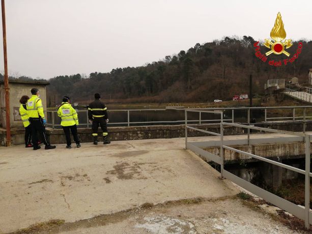 Affiora un cadavere nelle acque del Ticino alla diga del Panperduto Affiora un cadavere nelle acque del Ticino alla diga del Panperduto