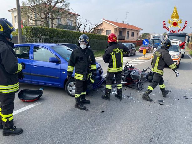 FOTO. Schianto tra un'auto e una moto a Samarate: grave un motociclista