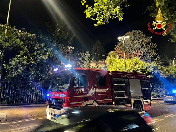 Incendio in serata a Varese: edificio in fiamme in viale Aguggiari
