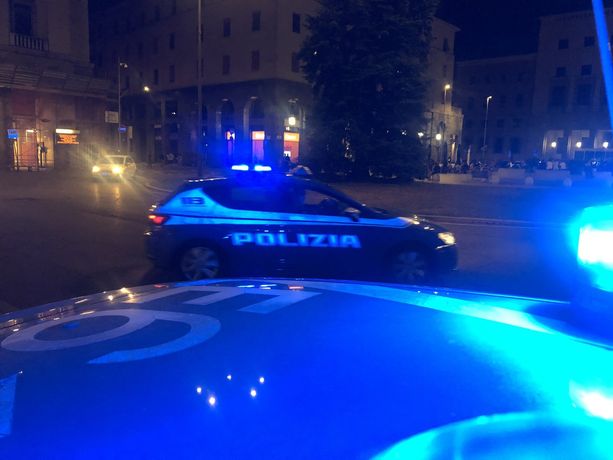 Varese, baby gang armata di bastone tenta di rapinare un gruppetto di coetanei in centro: presi Varese, baby gang armata di bastone tenta di rapinare un gruppetto di coetanei in centro: presi
