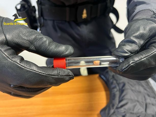 Microcamera e auricolare all'esame per la patente: 25enne finisce all'ospedale e poi viene denunciato Microcamera e auricolare all'esame per la patente: 25enne finisce all'ospedale e poi viene denunciato