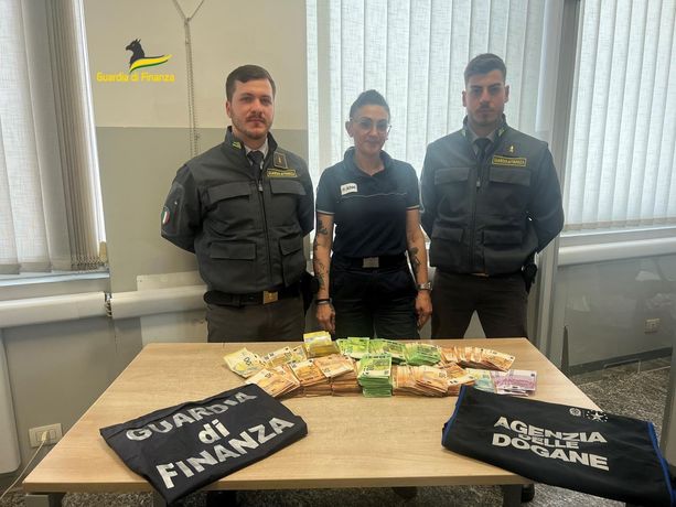 In dogana con oltre 200mila euro in contanti non dichiarati: scoperto dalla Finanza a Brogeda In dogana con oltre 200mila euro in contanti non dichiarati: scoperto dalla Finanza a Brogeda