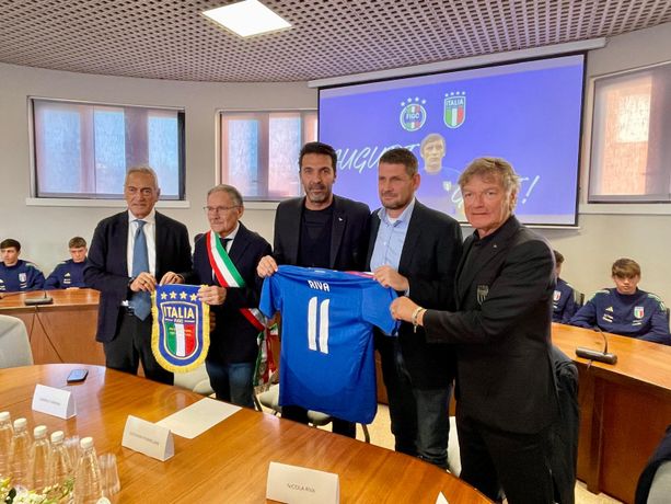 FOTO Buffon, Antognoni e Gravina: la FIGC a Leggiuno per un compleanno speciale. «Gigi Riva è per sempre» FOTO Buffon, Antognoni e Gravina: la FIGC a Leggiuno per un compleanno speciale. «Gigi Riva è per sempre»