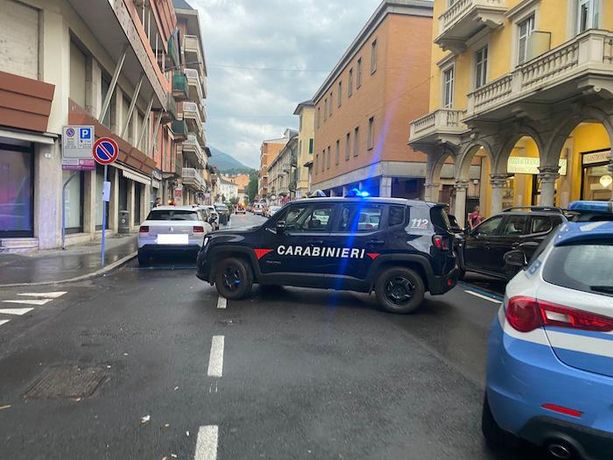 Accoltellato in casa dal figlio adottivo: grave un uomo in centro a Luino, fermato il 25enne