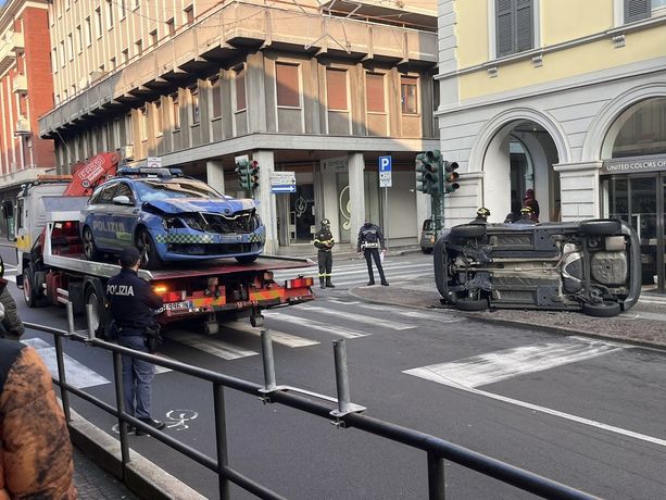 FOTO. Scontro in centro a Varese tra un'auto della polizia e una Panda: tre persone soccorse e vetrina sfondata FOTO. Scontro in centro a Varese tra un'auto della polizia e una Panda: tre persone soccorse e vetrina sfondata
