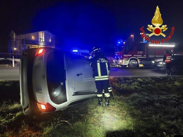 Si ribalta con la macchina sulla statale 394 a Rancio Valcuvia: ventenne illeso