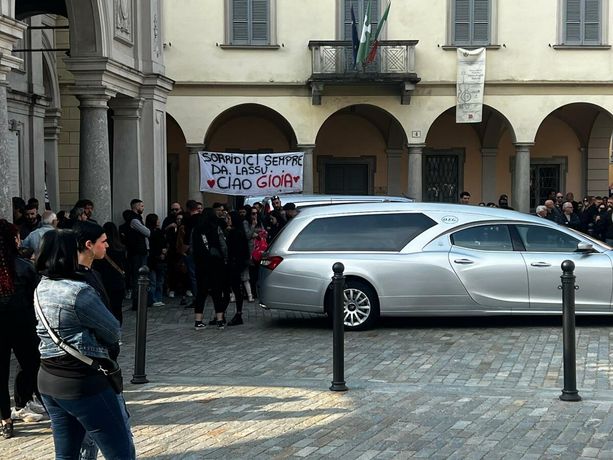 Iniziato a Induno il funerale di Enzo Ambrosino: presente anche il padre. «Sorridici da lassù»