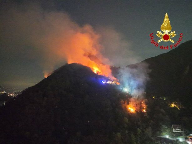 VIDEO e FOTO. Incendio nei boschi sopra Laveno, abitazioni minacciate e sfollate. In fumo già dieci ettari, arriva il Canadair