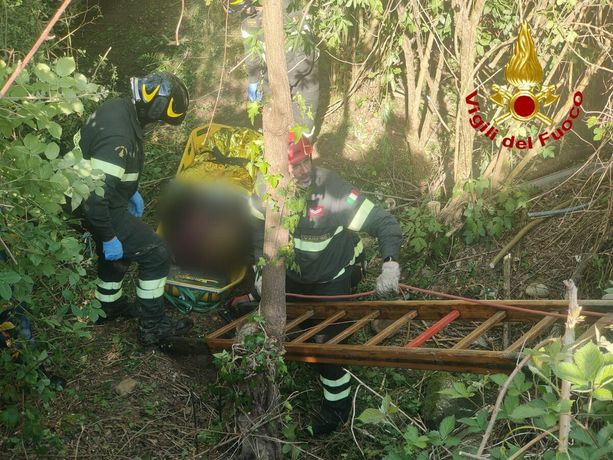 Varese, in stato confusionale finisce in un canale nel bosco: donna salvata dai vigili del fuoco Varese, in stato confusionale finisce in un canale nel bosco: donna salvata dai vigili del fuoco