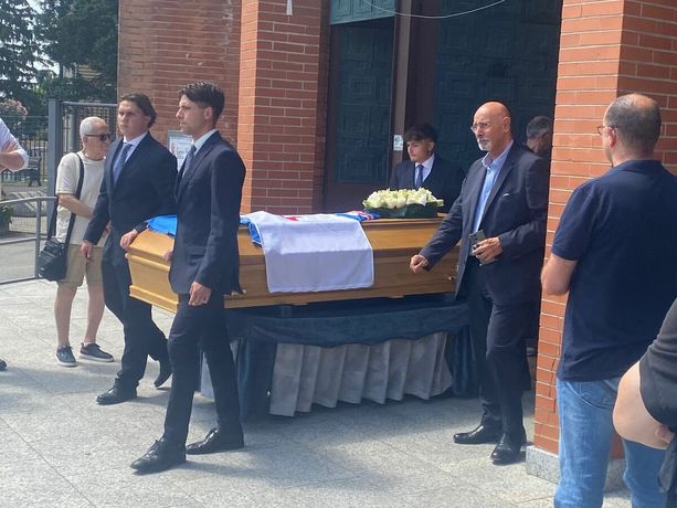 Le note da brividi di "Io Vagabondo" per l'ultimo saluto all'indimenticabile Simone Magrin Le note da brividi di "Io Vagabondo" per l'ultimo saluto all'indimenticabile Simone Magrin