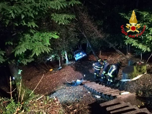 FOTO. Auto precipita nella notte in una scarpata ad Agra, praticamente illeso il conducente FOTO. Auto precipita nella notte in una scarpata ad Agra, praticamente illeso il conducente