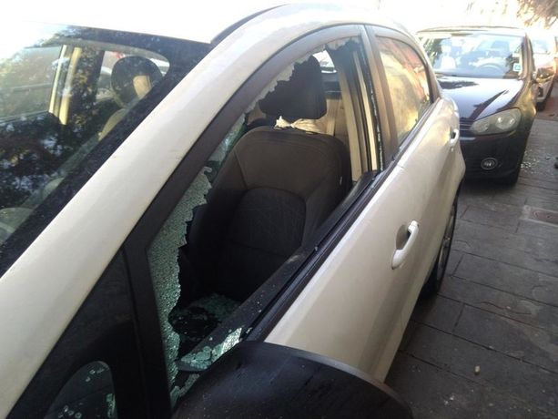 Rompe i finestrini per rubare dentro due auto parcheggiate in via Sanvito Silvestro: arrestato a Varese un 53enne