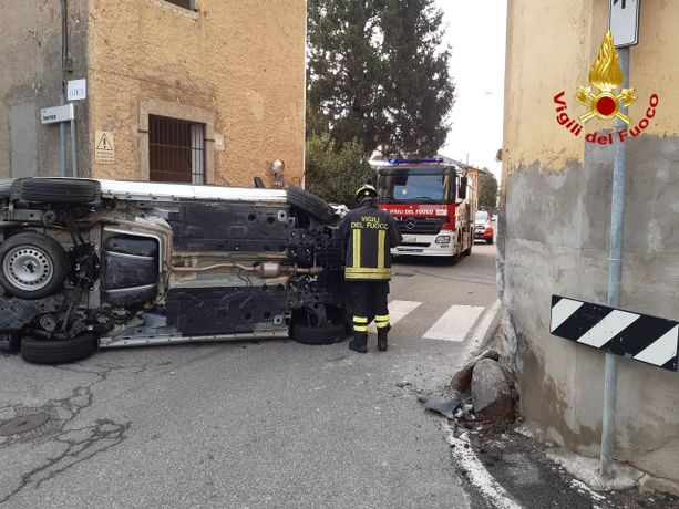 FOTO. Perde il controllo del furgone e si ribalta ad un incrocio a Besnate: illeso il conducente FOTO. Perde il controllo del furgone e si ribalta ad un incrocio a Besnate: illeso il conducente
