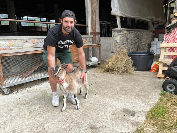 Piccinelli, un Mastino al Brinzio: «Tavoli prenotati fino al 2023, qui si mangia solo ciò che produciamo. L'entusiasmo attorno all'hockey non dev'essere un fuoco di paglia» Piccinelli, un Mastino al Brinzio: «Tavoli prenotati fino al 2023, qui si mangia solo ciò che produciamo. L'entusiasmo attorno all'hockey non dev'essere un fuoco di paglia»
