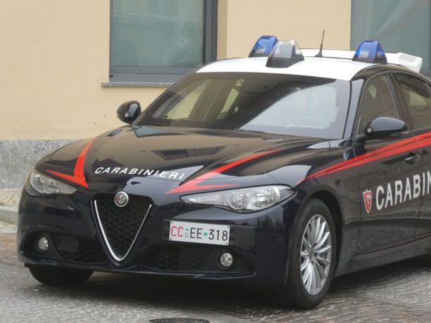 Minaccia di buttarsi dal cavalcavia, 16enne salvata dai carabinieri Minaccia di buttarsi dal cavalcavia, 16enne salvata dai carabinieri