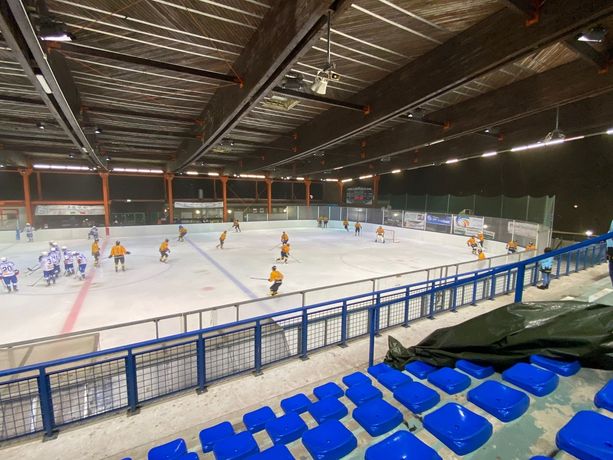 IN DIRETTA - Como-Varese. Marinelli in porta, fuori dall'impianto la curva sostiene i gialloneri IN DIRETTA - Como-Varese. Marinelli in porta, fuori dall'impianto la curva sostiene i gialloneri