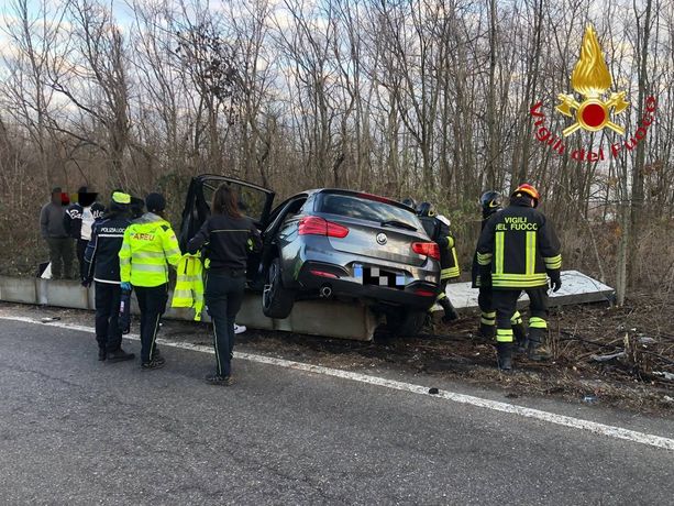Cassano Magnago, auto finisce fuori strada e "atterra" sopra le barriere di protezione: il passeggero rimasto incastrato nell'abitacolo salvato dai vigili del fuoco Cassano Magnago, auto finisce fuori strada e "atterra" sopra le barriere di protezione: il passeggero rimasto incastrato nell'abitacolo salvato dai vigili del fuoco