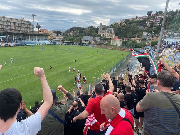 VIDEO. Mamah fa impazzire il Franco Ossola che urla "Va-re-se, Va-re-se" dopo la vittoria al 90' sulla Lavagnese VIDEO. Mamah fa impazzire il Franco Ossola che urla "Va-re-se, Va-re-se" dopo la vittoria al 90' sulla Lavagnese