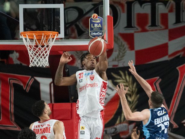 Okeke-Pallacanestro Varese, we have a problem. La società "sospende" il giocatore Okeke-Pallacanestro Varese, we have a problem. La società "sospende" il giocatore