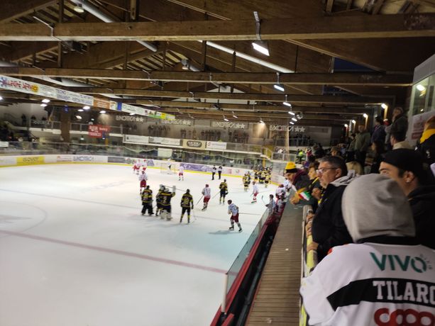 Si ricomincia dalla fine: Perla insuperabile, Schina vincente. Primo urlo Mastini all'overtime (2-1). Giovedì scende sul ghiaccio l'Acinque Ice Arena