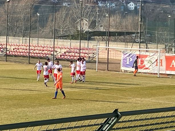 Pont Donnaz-Varese 2-2: i biancorossi si spengono nella ripresa, sfuma la quarta vittoria consecutiva Pont Donnaz-Varese 2-2: i biancorossi si spengono nella ripresa, sfuma la quarta vittoria consecutiva