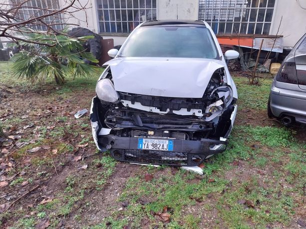 Inseguimento ad alta velocità tra Besano e Cantello finisce con lo speronamento dell'auto della polizia locale: refurtiva recuperata Inseguimento ad alta velocità tra Besano e Cantello finisce con lo speronamento dell'auto della polizia locale: refurtiva recuperata