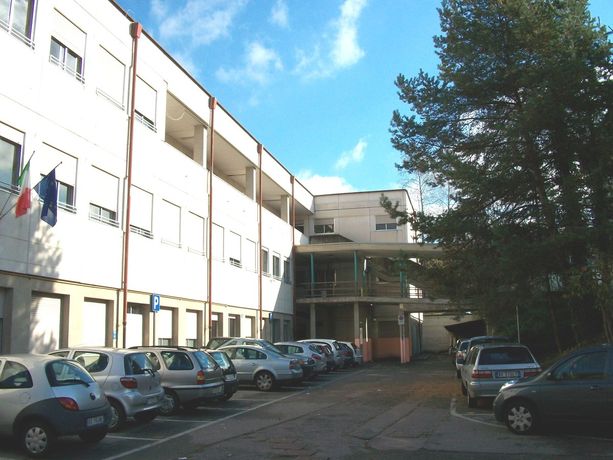 Danno alle fiamme la carta nel bagno della scuola, vigili del fuoco al Montale di Tradate