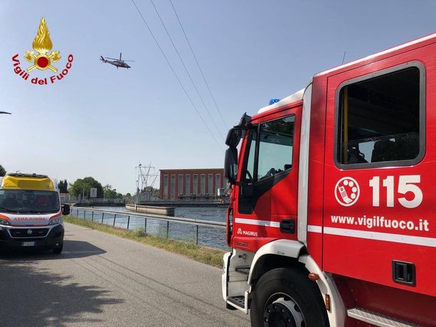 Si inabissa nel Naviglio Grande: ricerche in corso con sommozzatori ed elicottero Si inabissa nel Naviglio Grande: ricerche in corso con sommozzatori ed elicottero
