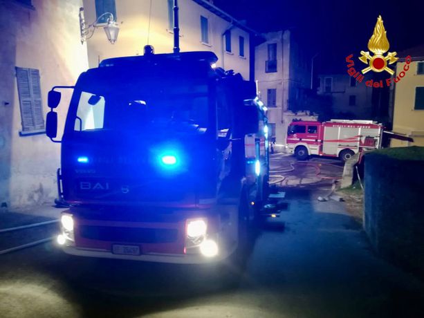 FOTO. Fiamme nella notte a Porto Valtravaglia, intervengono i vigili del fuoco: abitazione distrutta FOTO. Fiamme nella notte a Porto Valtravaglia, intervengono i vigili del fuoco: abitazione distrutta