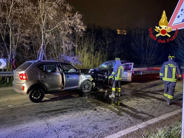 Schianto frontale sulla Tangenziale di Varese: due feriti e strada chiusa Schianto frontale sulla Tangenziale di Varese: due feriti e strada chiusa
