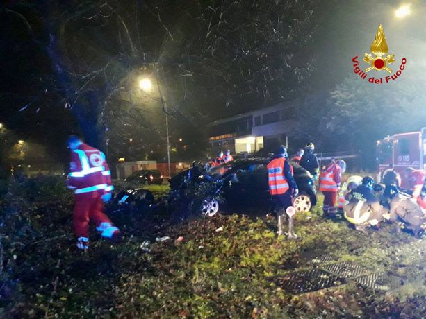 FOTO. Schianto nella notte a Gallarate: feriti quattro ventenni FOTO. Schianto nella notte a Gallarate: feriti quattro ventenni