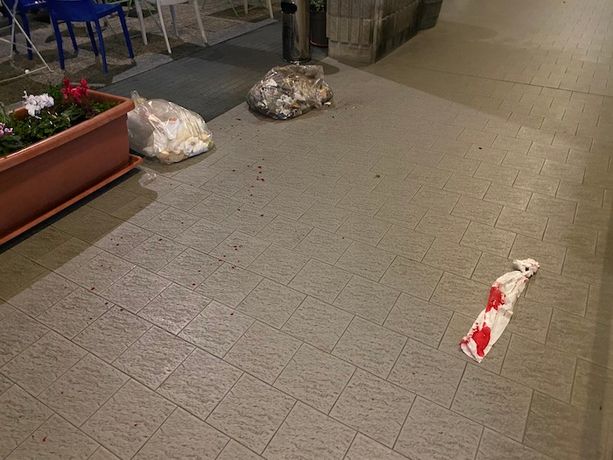 Serata violenta a Luino: 51enne accoltellato fuori dal supermercato, fermato un giovane Serata violenta a Luino: 51enne accoltellato fuori dal supermercato, fermato un giovane