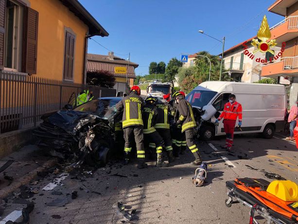 Schianto sulla Varesina a Jerago con Orago: il conducente dell'auto liberato con le cesoie dai vigili del fuoco