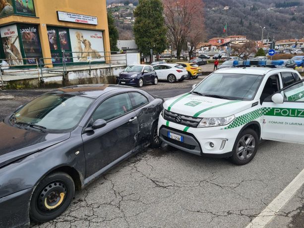 Tenta di fuggire con un'auto con le targhe rubate e di investire un agente: speronato e fermato dal comandante della polizia locale di Lavena Ponte Tresa