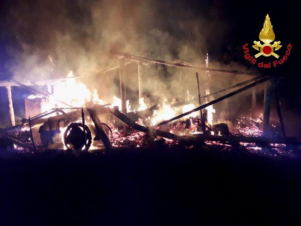 FOTO. Incendio nella notte a Leggiuno, stalla distrutta dalle fiamme