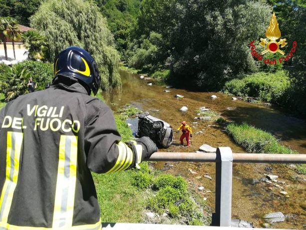 Auto sbanda e finisce nel fiume a Montegrino Valtravaglia, in salvo guidatore e passeggero Auto sbanda e finisce nel fiume a Montegrino Valtravaglia, in salvo guidatore e passeggero